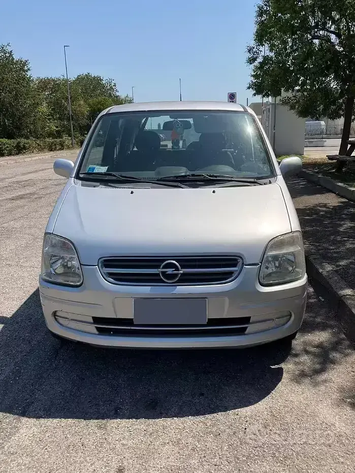 Usata Opel Agila 75 CV (55 kW) 2002 Grigio Monovolume