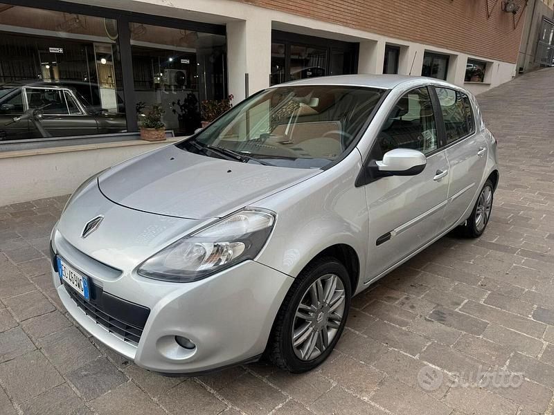 Brugt Renault Clio II Luxe 101 HK (74 kW) 2011 Grå Hatchback