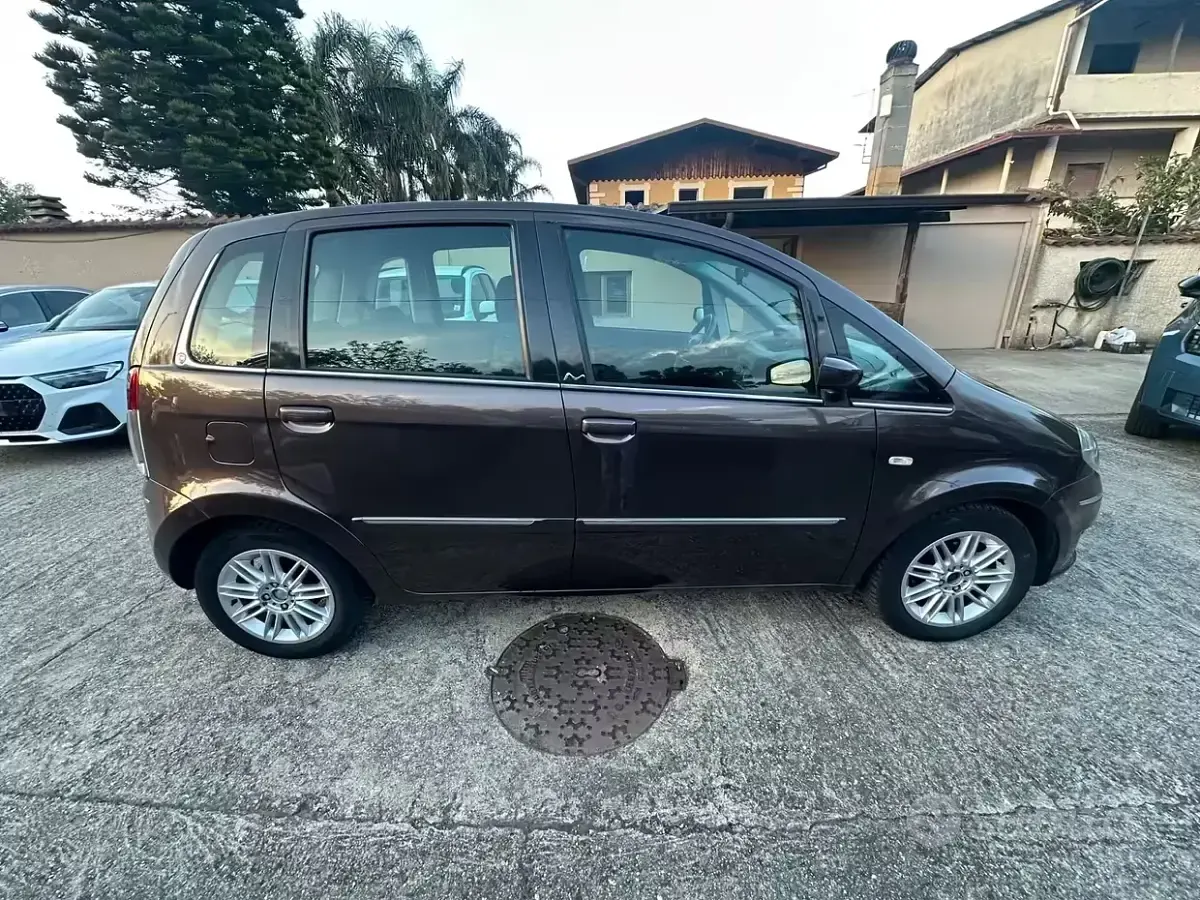 Begagnad Lancia Musa 69 HK (50 kW) 2009 Brun Minibuss