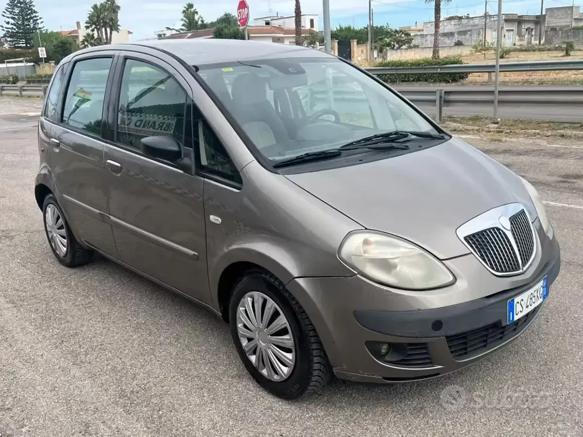 Usata Lancia Musa 69 CV (50 kW) 2005 Grigio Monovolume