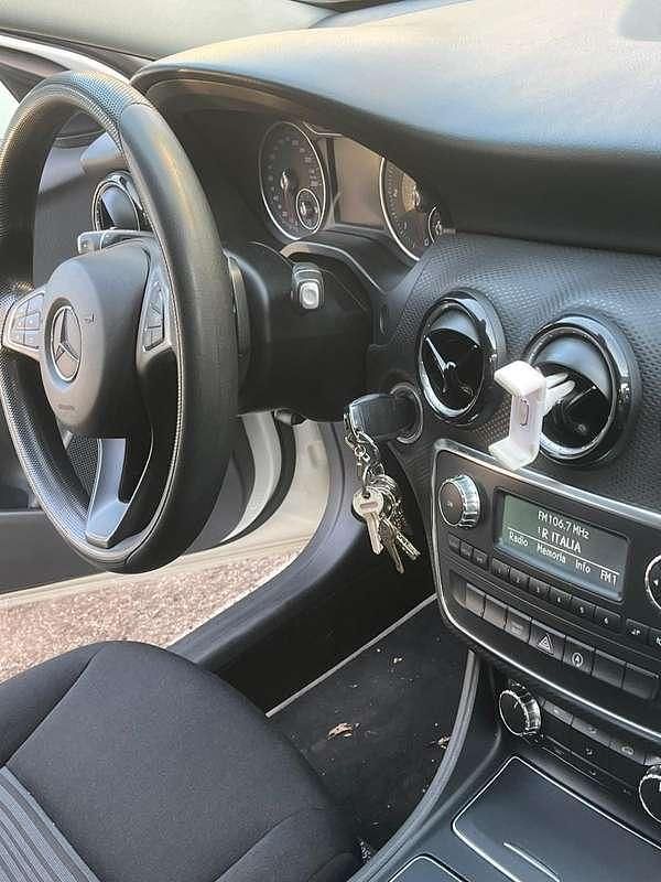 Bianco Usata 2015 Mercedes A160 Executive Tre volumi | 11.500 € (Buon prezzo) - Immagine 1/4