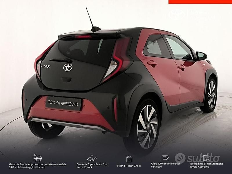 Usata Toyota Aygo X Lounge 72 CV (52 kW) 2022 Chili red & black met SUV