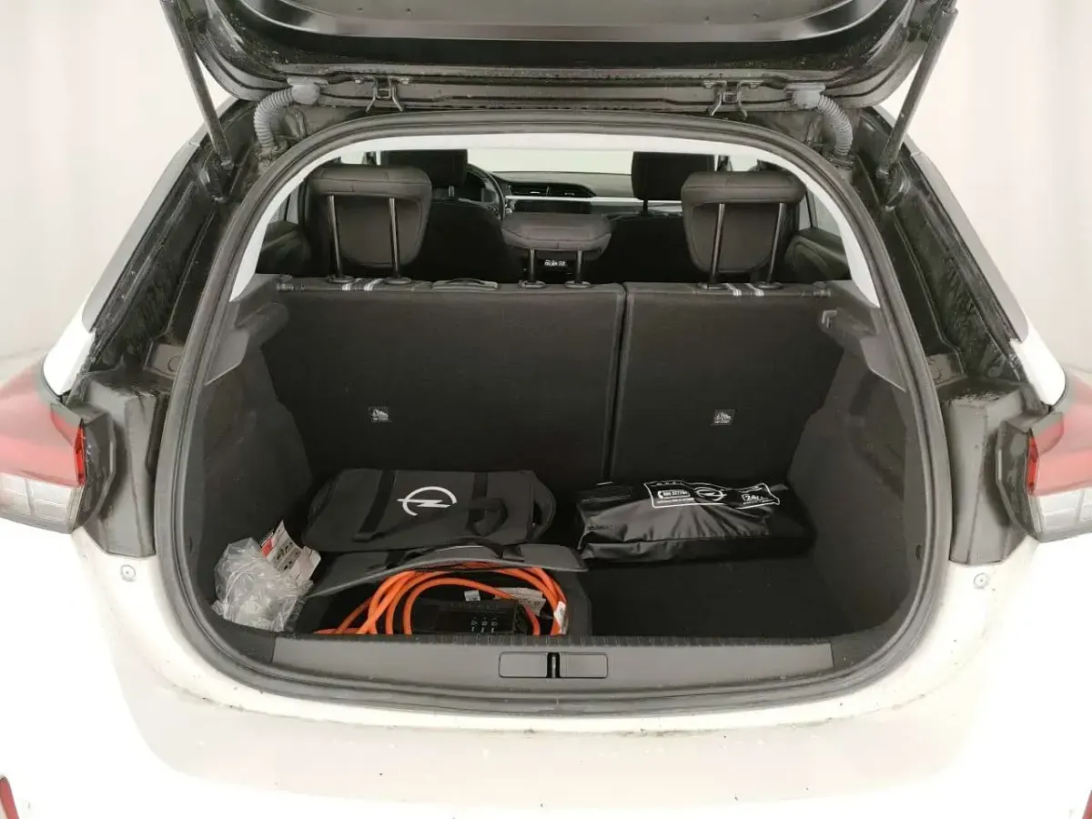 Usata Opel Corsa-e Design & Tech 56 kW (77 CV) 2023 Arktis white Utilitaria