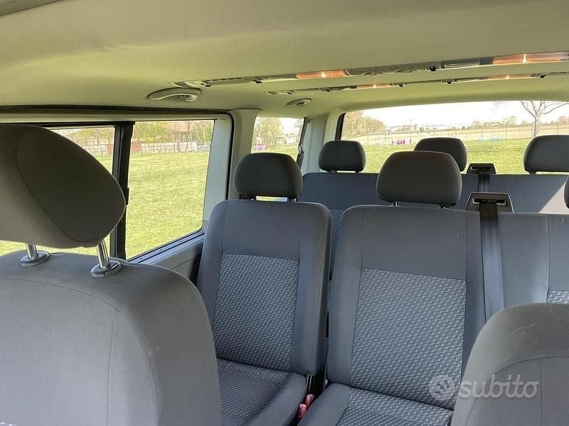 Usata VW Caravelle 140 CV (102 kW) 2010 Marrone Furgone