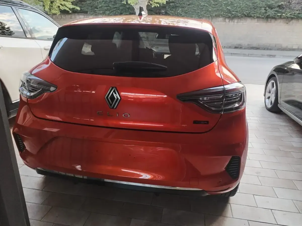 Usata Renault Clio V Techno 93 CV (68 kW) 2024 Arancione Berlina