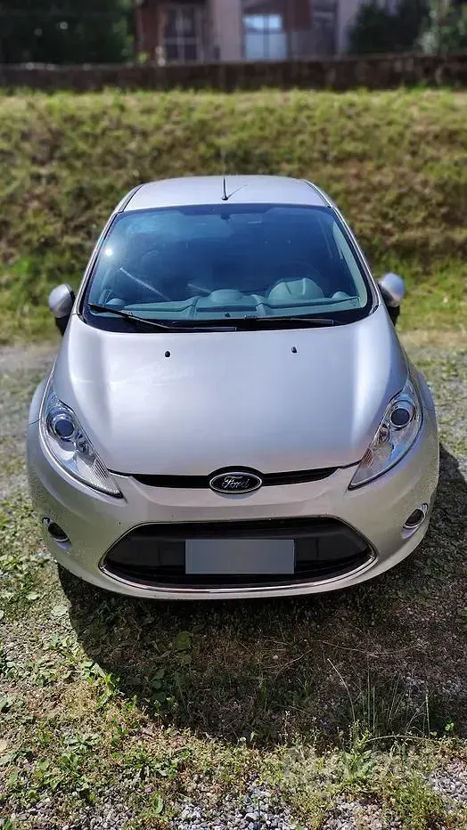 Usata Ford Fiesta 97 CV (71 kW) 2011 Grigio Berlina