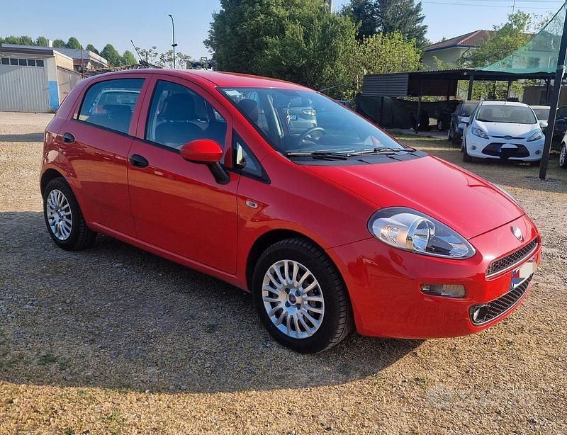 Usata Fiat Punto Lounge 69 CV (50 kW) 2015 Rosso Utilitaria
