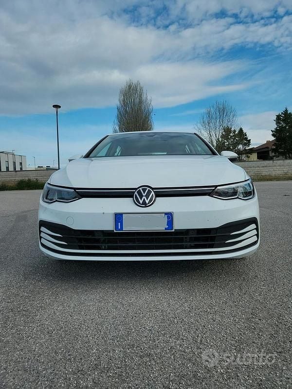 Usata VW Golf VIII Life 131 CV (96 kW) 2022 Bianco Berlina