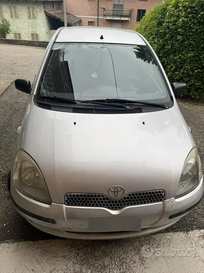 Usata Toyota Yaris 68 CV (50 kW) 2002 Grigio Berlina