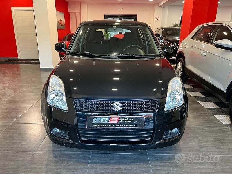 Nero Usata 2007 Suzuki Swift GL Tre volumi | 3490 € (Buon prezzo) - Immagine 1/4