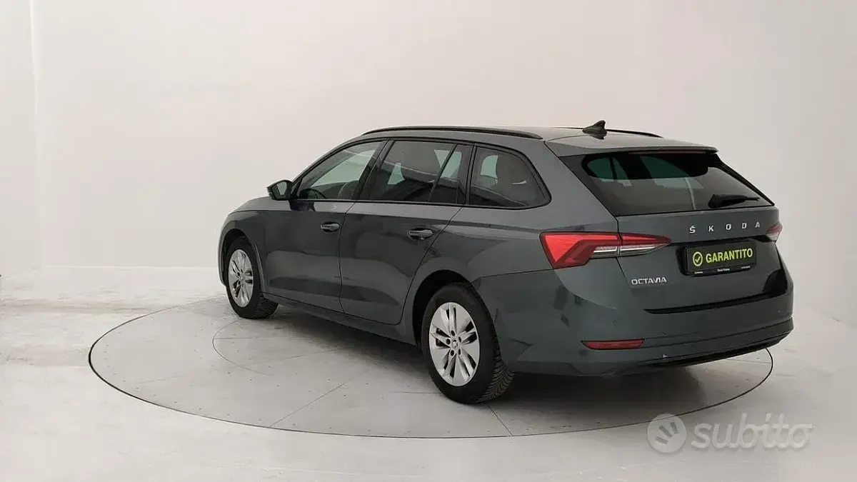 Usata Skoda Octavia Executive 116 CV (85 kW) 2022 Grigio Station wagon