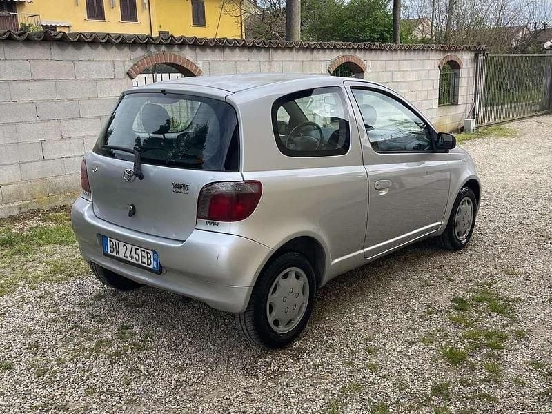 Usata Toyota Yaris Sol 68 CV (50 kW) 2001 Argento Berlina