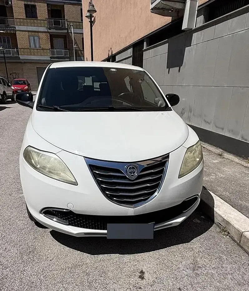 Usata Lancia Ypsilon 95 CV (69 kW) 2012 Bianco Utilitaria