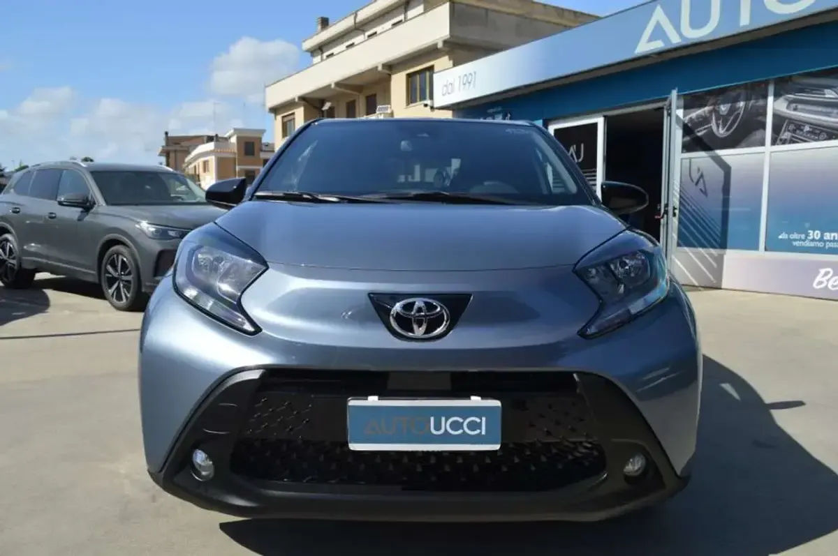 Usata Toyota Aygo X Trend 72 CV (52 kW) 2025 Celestite gray tetto black SUV