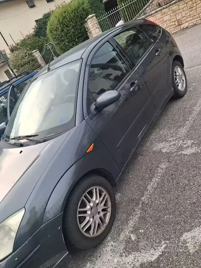 Usata Ford Focus 116 CV (85 kW) 2002 Grigio Berlina