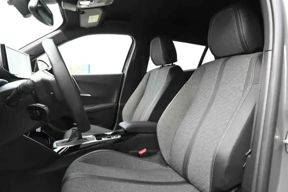 Usata Peugeot 2008 Allure 101 CV (74 kW) 2025 Grigio SUV