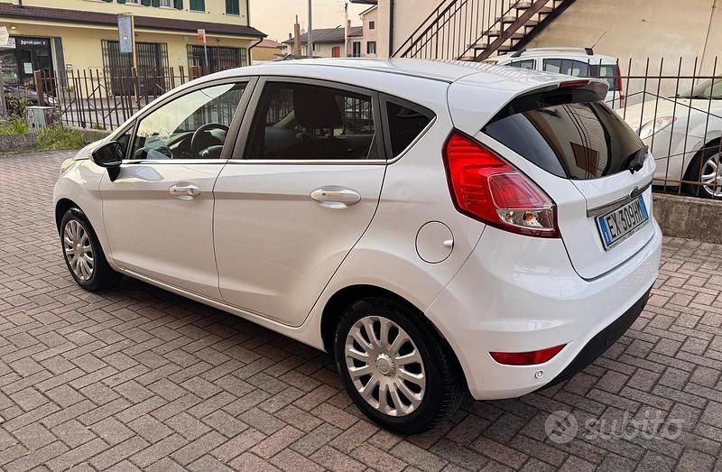 Usata Ford Fiesta Titanium 75 CV (55 kW) 2014 Bianco Utilitaria