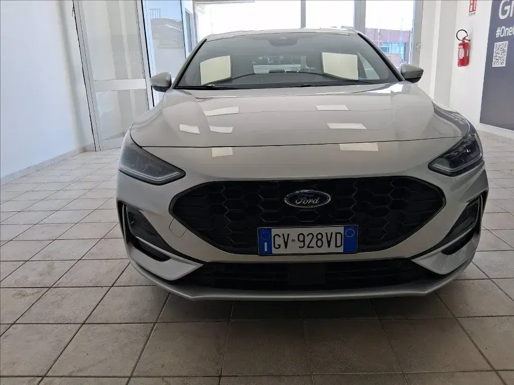 Usata Ford Focus ST-Line 115 CV (84 kW) 2024 Grigio moondust (metallizzato) Berlina