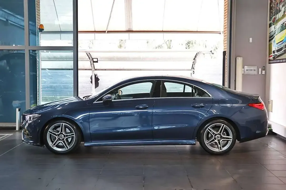 Käytetty Mercedes CLA220 Premium 190 HP (139 kW) 2023 Sininen Sedan