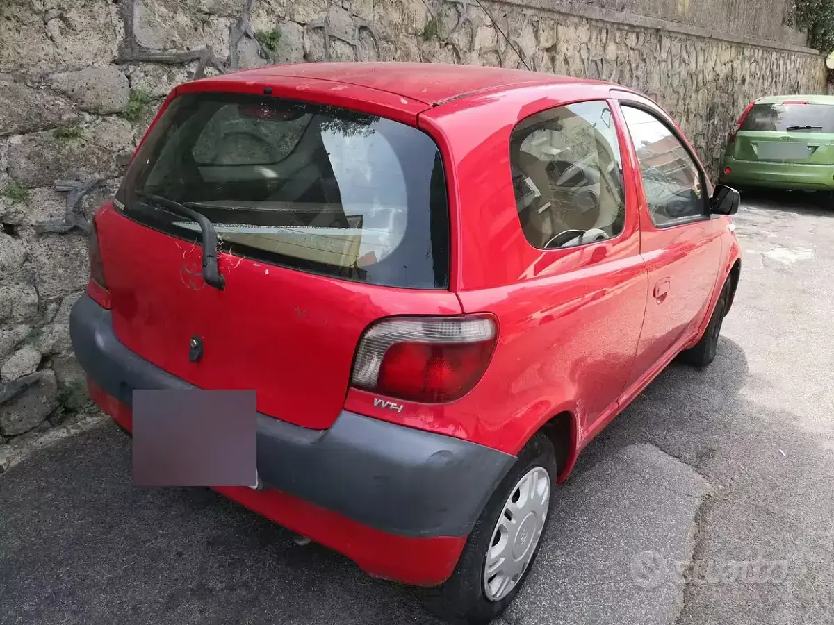 Usata Toyota Yaris 68 CV (50 kW) 2001 Rosso Utilitaria