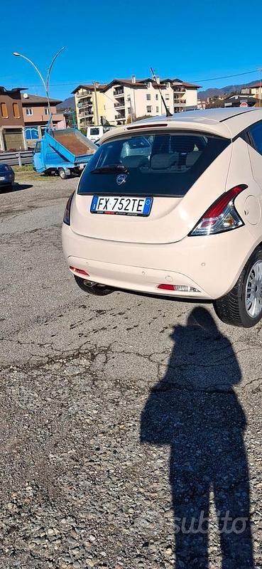 Usata Lancia Ypsilon Gold 69 CV (50 kW) 2019 Marrone Utilitaria