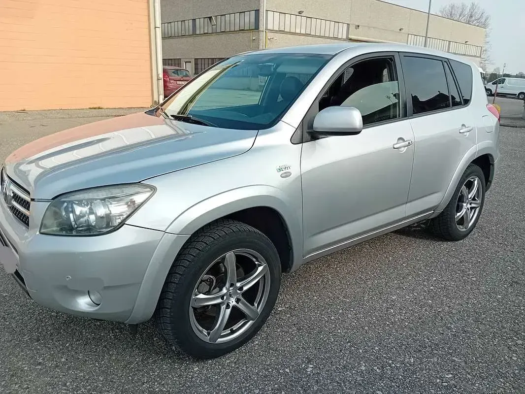 Usata Toyota RAV4 177 CV (130 kW) 2009 Argento SUV