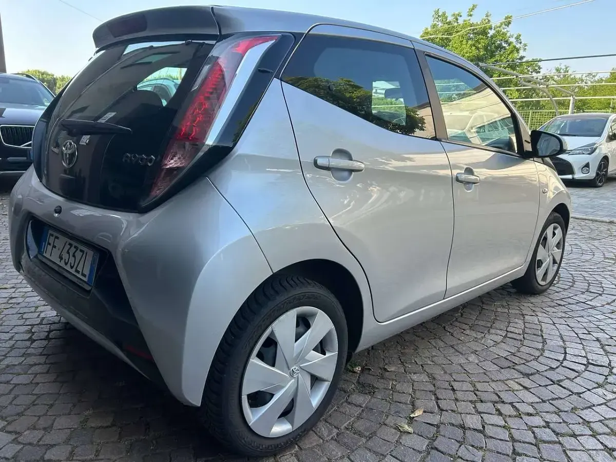 Usata Toyota Aygo X-wave 69 CV (50 kW) 2016 Grigio Utilitaria