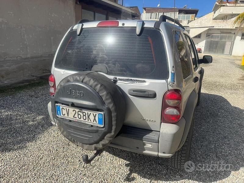 Second-hand Jeep Cherokee 163 CP (119 kW) 2005 Gri SUV
