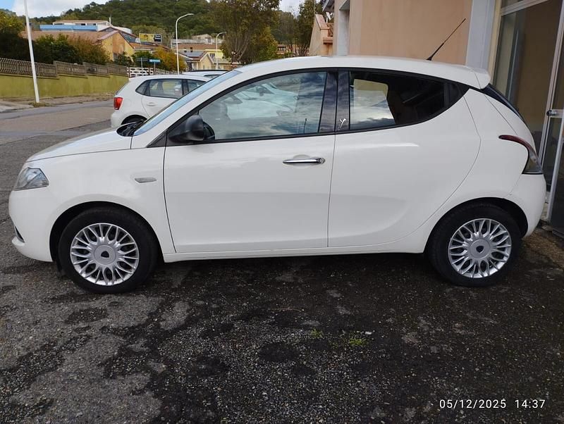 Usata Lancia Ypsilon Gold 95 CV (69 kW) 2017 Bianco Utilitaria