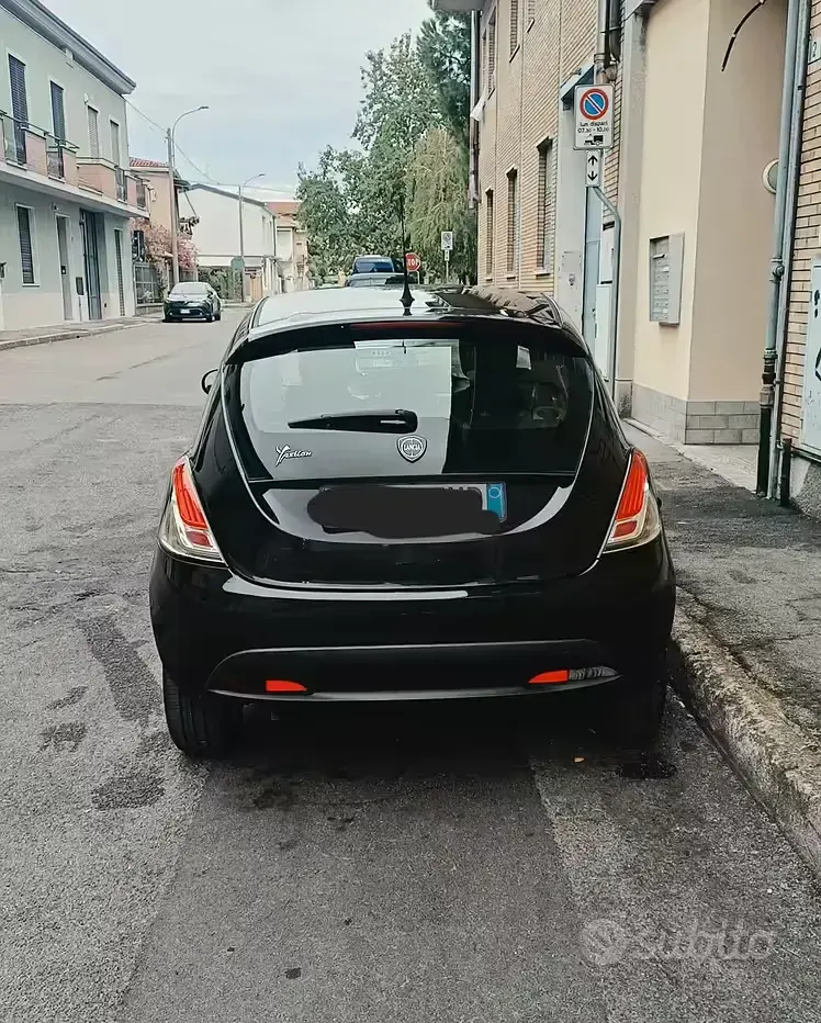 Usata Lancia Ypsilon 69 CV (50 kW) 2016 Nero Utilitaria