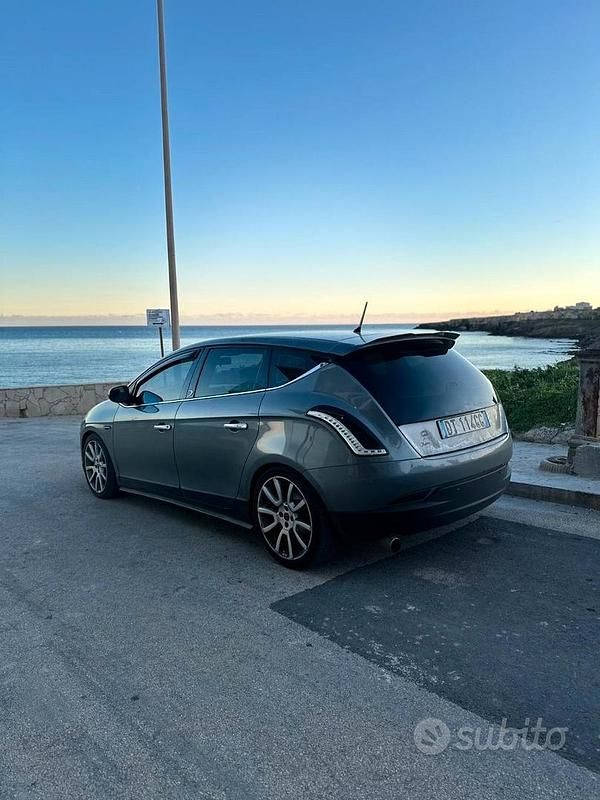 Usata Lancia Delta 120 CV (88 kW) 2010 Grigio Utilitaria