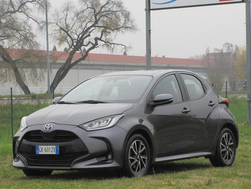 Giallo Usata 2022 Toyota Yaris Hybrid Trend Tre volumi | 15.500 € (Super prezzo) - Immagine 1/4
