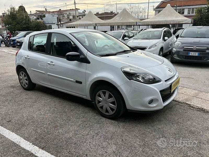 Bianco Usata 2010 Renault Clio II Dynamique Tre volumi | 4500 € (Buon prezzo) - Immagine 1/4