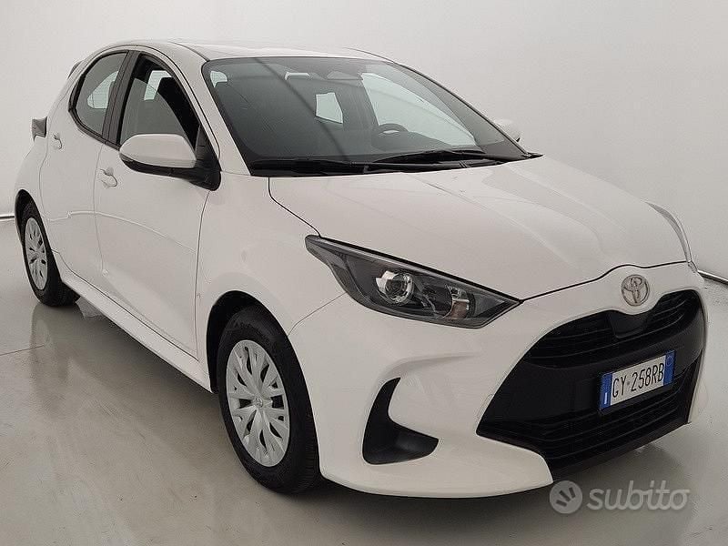 Usata Toyota Yaris Hybrid Active 92 CV (67 kW) 2025 Bianco Berlina