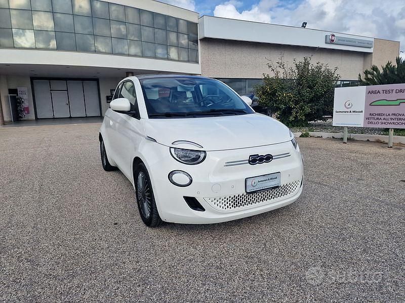 Usata Fiat 500e Icon 85 kW (116 CV) 2022 Bianco Cabrio