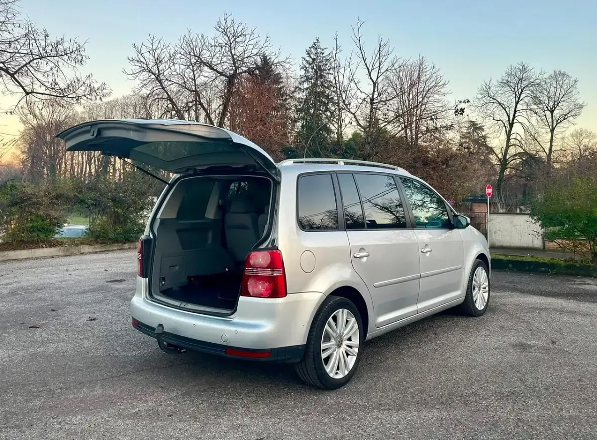 Usata VW Touran Highline 140 CV (102 kW) 2010 Argento Monovolume