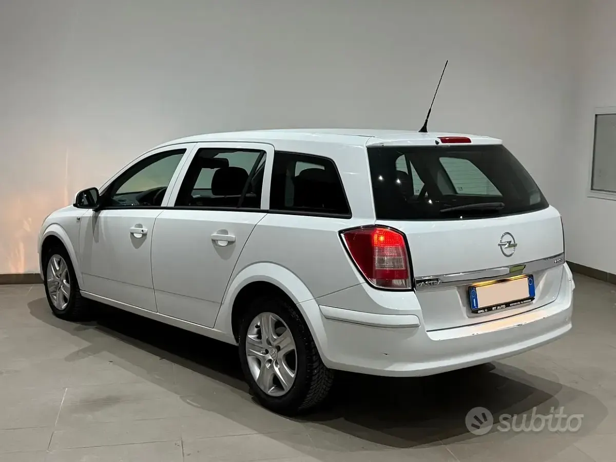 Usata Opel Astra 110 CV (80 kW) 2009 Bianco Station wagon