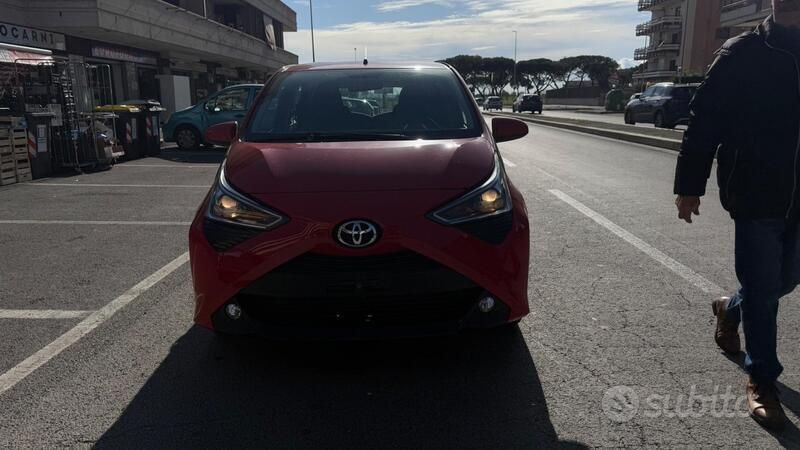 Rosso Usata 2021 Toyota Aygo Connect Style Due volumi | 9900 € (Ottimo prezzo) - Immagine 1/4