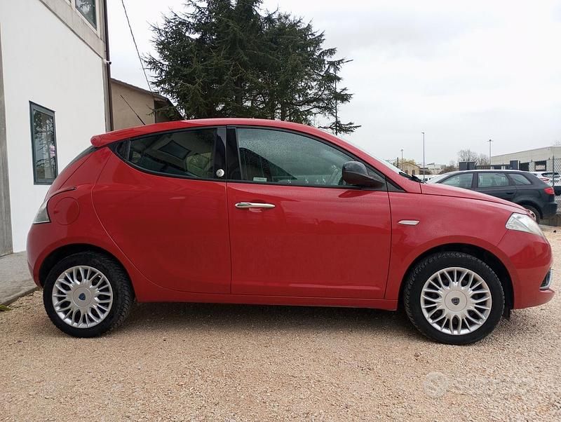Usata Lancia Ypsilon 69 CV (50 kW) 2018 Rosso Utilitaria