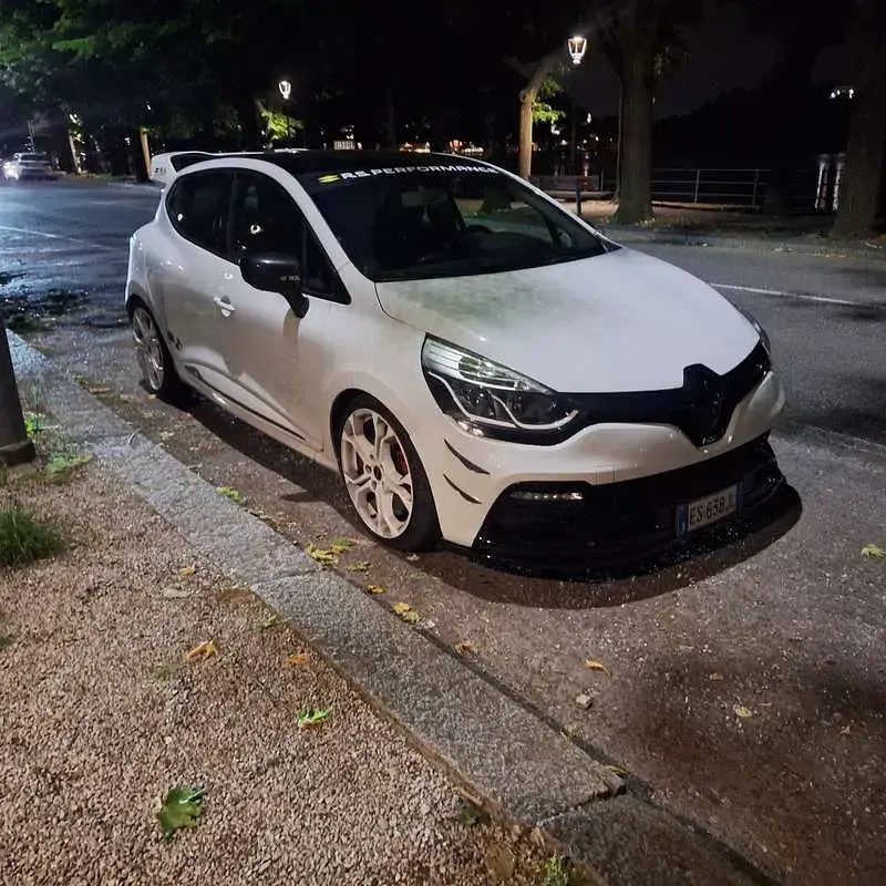 Käytetty Renault Clio IV R.S. 200 HP (147 kW) 2013 Sedan