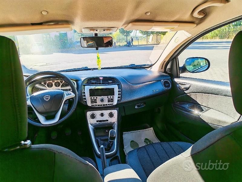 Grigio Usata 2009 Lancia Delta Due volumi | 2800 € (Buon prezzo) - Immagine 1/4