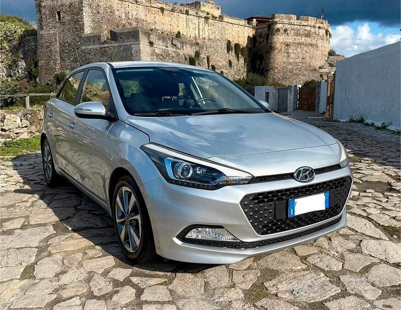 Grigio Usata 2016 Hyundai i20 Comfort Tre volumi | 6500 € (Buon prezzo) - Immagine 1/4