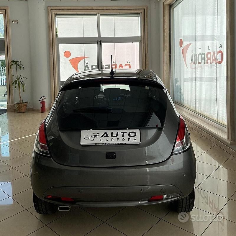 Usata Lancia Ypsilon Gold 69 CV (50 kW) 2024 Grigio Utilitaria