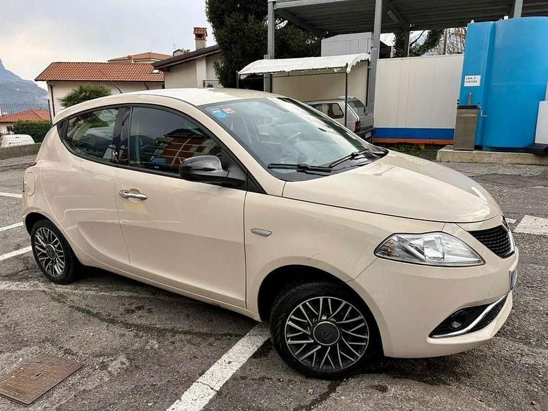 Usata Lancia Ypsilon Silver 95 CV (69 kW) 2016 Bianco Utilitaria