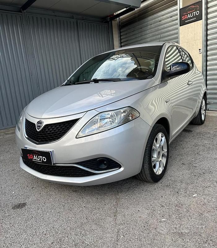 Usata Lancia Ypsilon Gold 69 CV (50 kW) 2016 Grigio Utilitaria