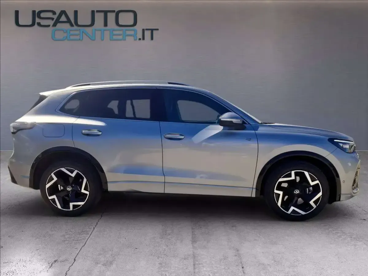Usata VW Tiguan R-line 150 CV (110 kW) 2025 Dolomite silver metallizzato SUV