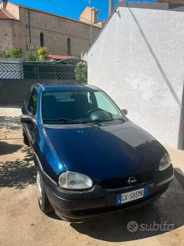 Usata Opel Corsa 45 CV (33 kW) 1997 Bluazzurro Utilitaria