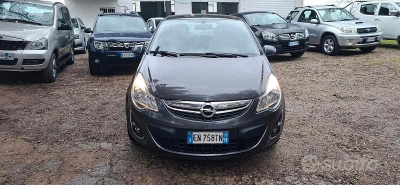 Usata Opel Corsa Edition 75 CV (55 kW) 2013 Grigio Berlina