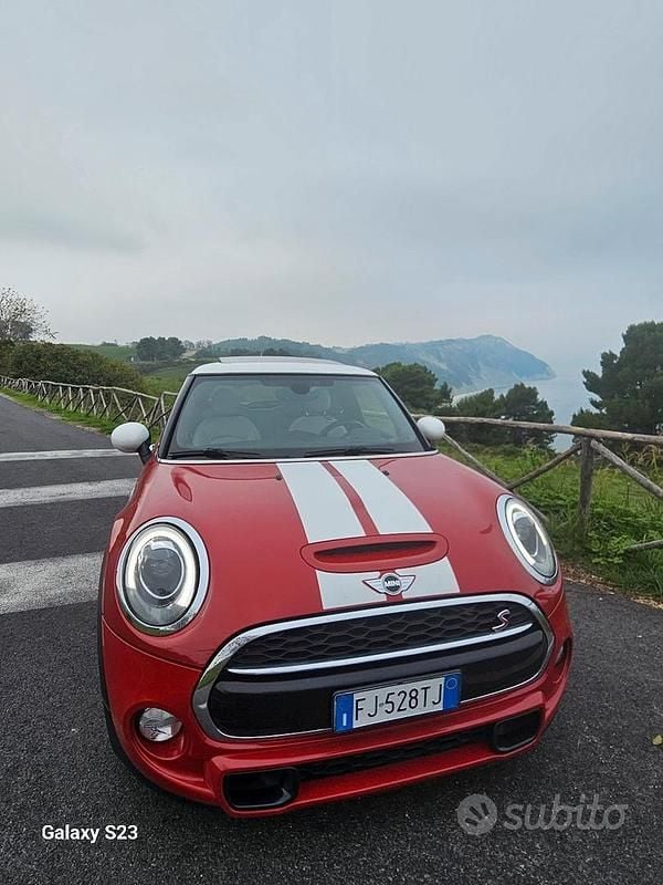 Begagnad Mini Cooper SD 170 HK (125 kW) 2017 Röd Halvkombi