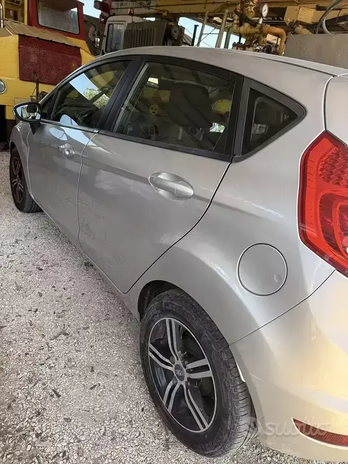Usata Ford Fiesta 97 CV (71 kW) 2010 Grigio Berlina